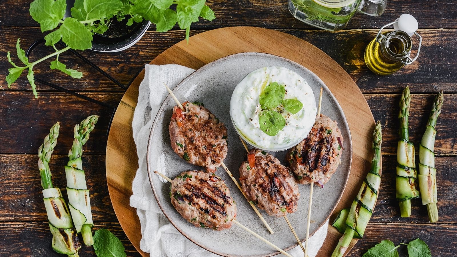 Bałkańskie szaszłyki z karkówki z kolendrą i szparagami