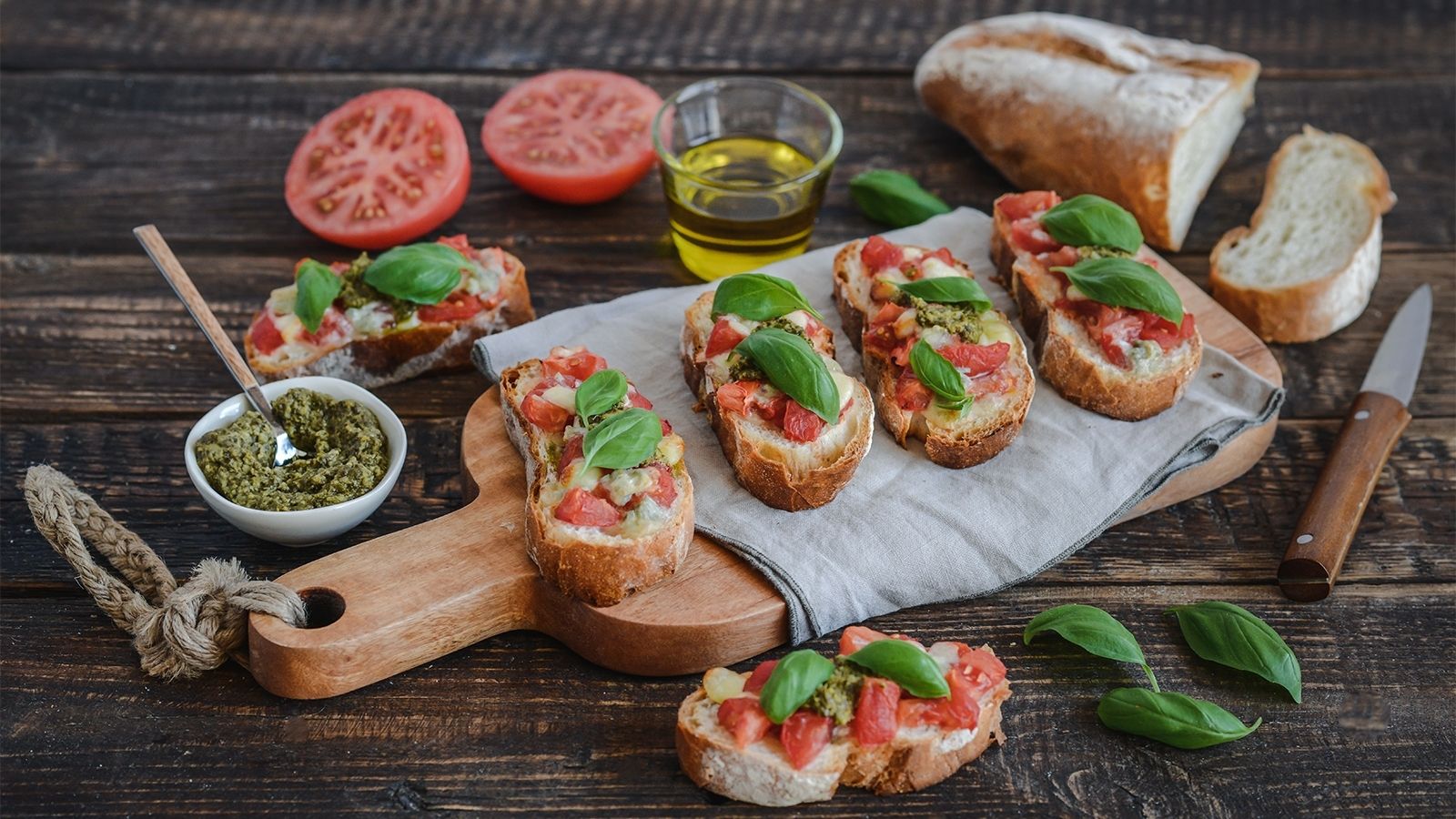 Bruschetta z mozzarellą, gorgonzolą, pomidorami