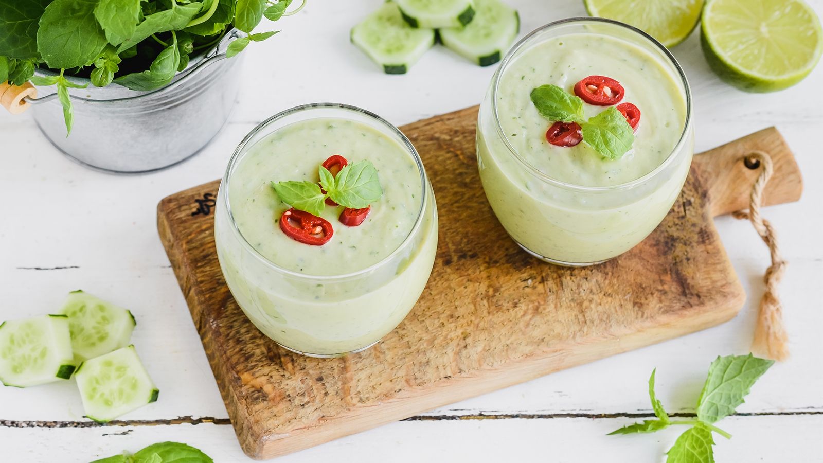 Chłodnik ogórkowy z awokado, jogurtem i miętą