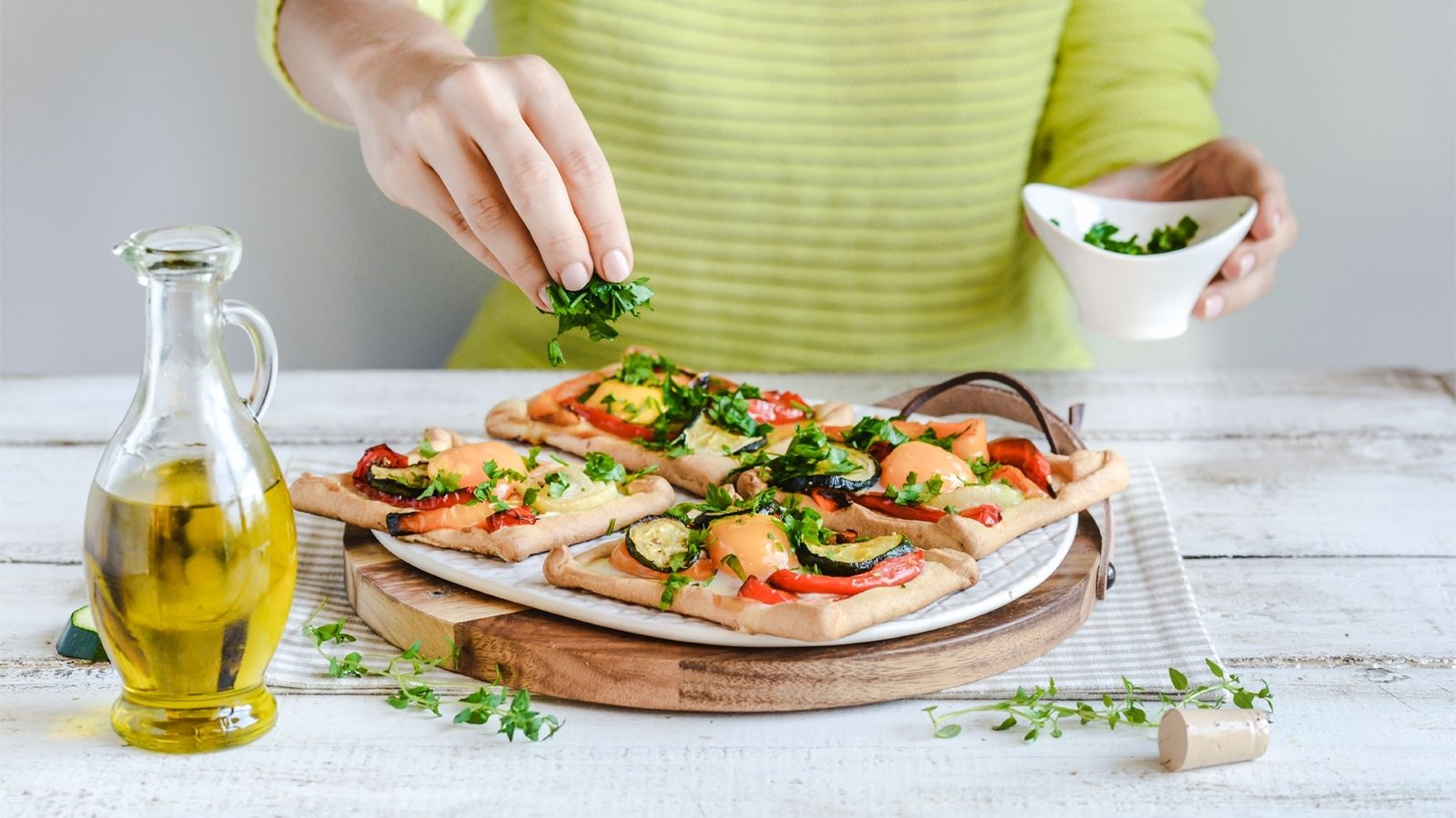 Ciasto francuskie z warzywami i jajkiem