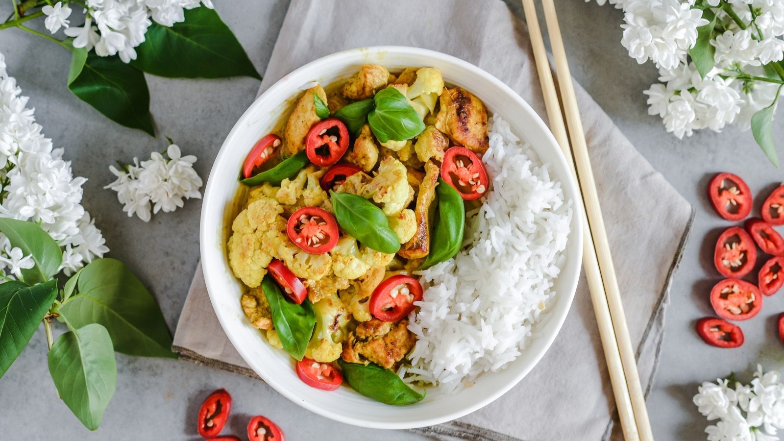 Curry z kurczakiem i kalafiorem z nutą limonki i chili