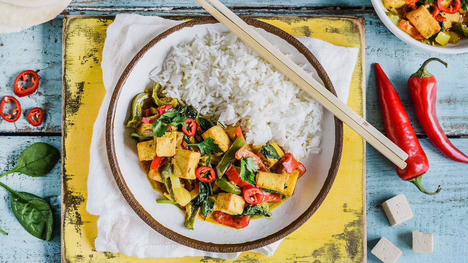 Curry z tofu i papryką, podane z ryżem basmati