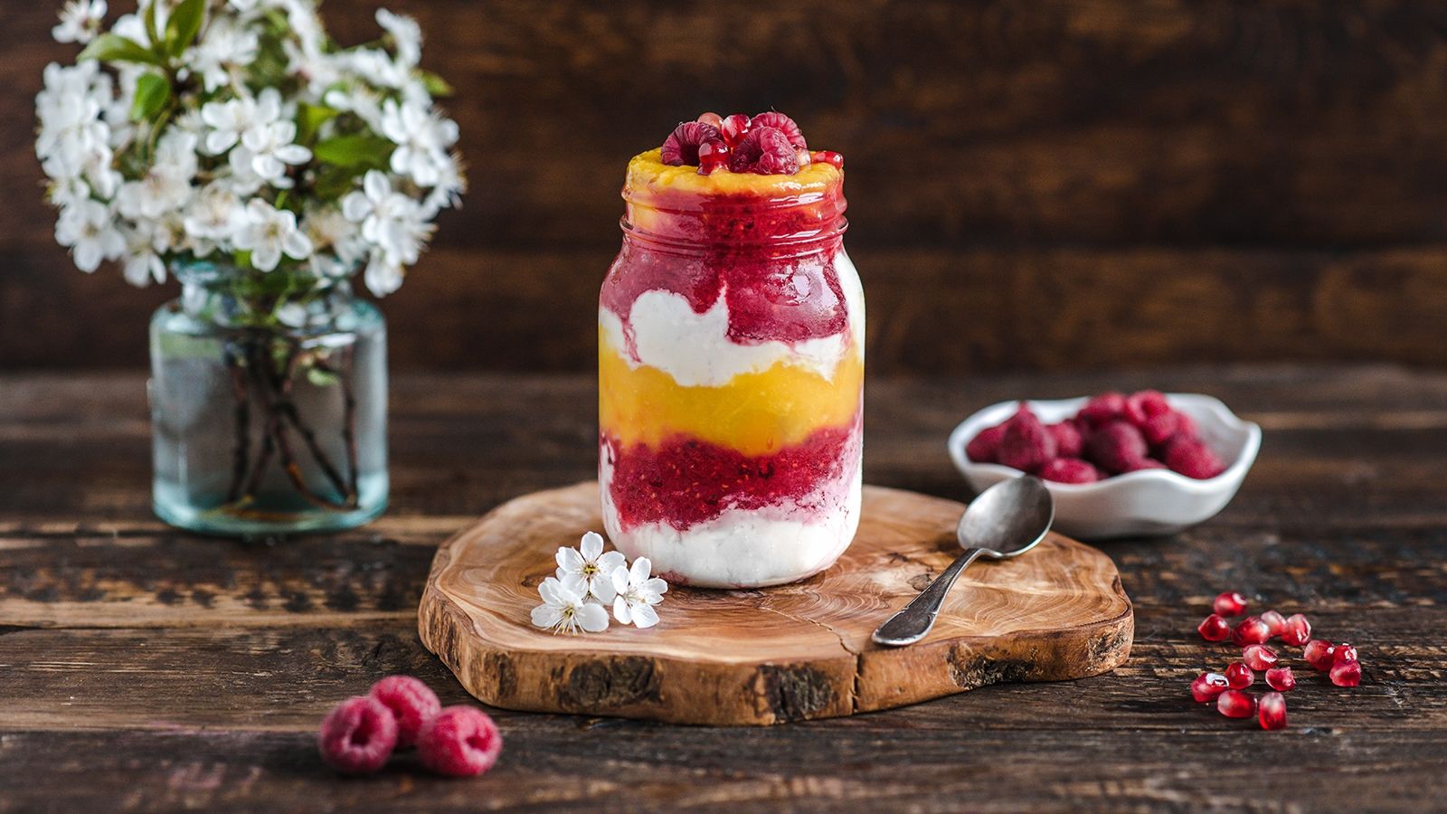 Deser w słoiku z lodami, musem ze świeżych malin, mango