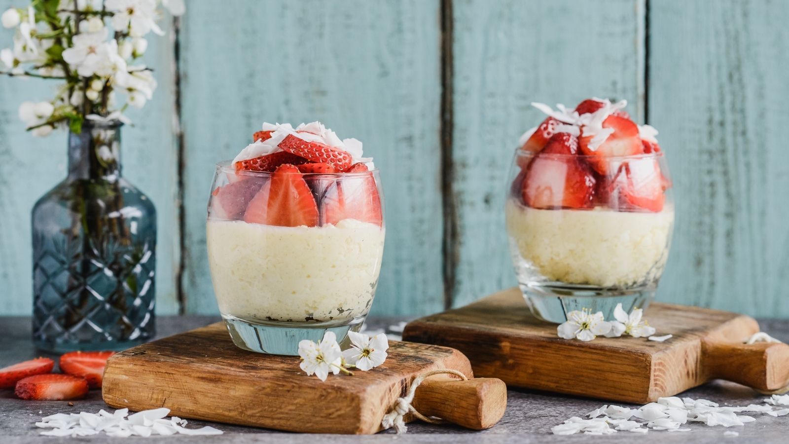 Deser z kaszy jaglanej na mleku z truskawkami