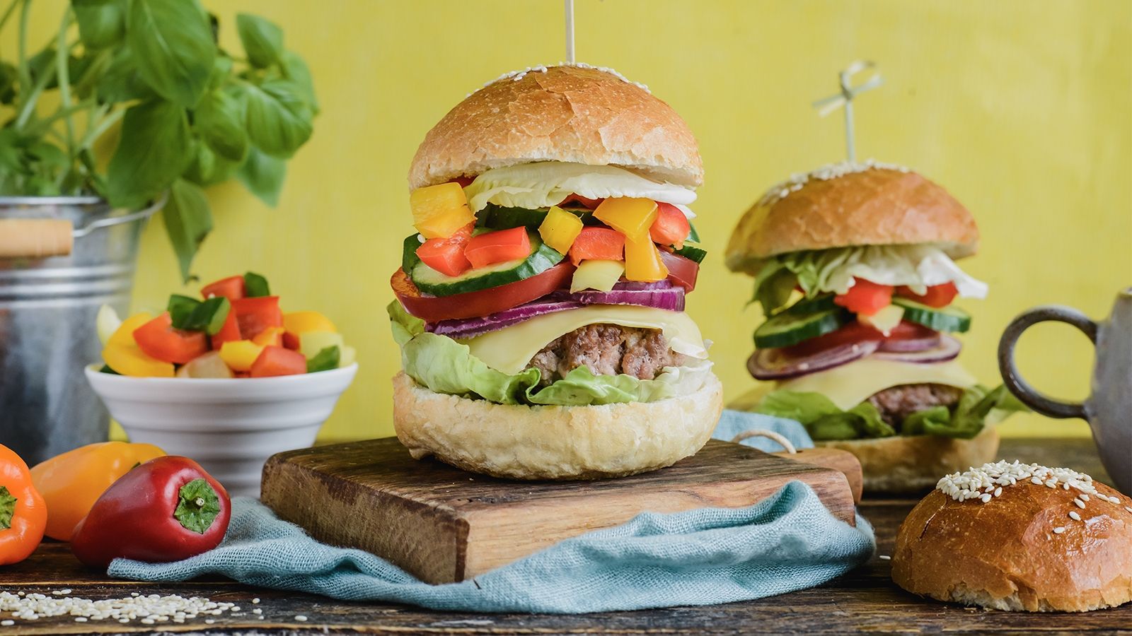 Domowy cheesburger z kolorowymi paprykami