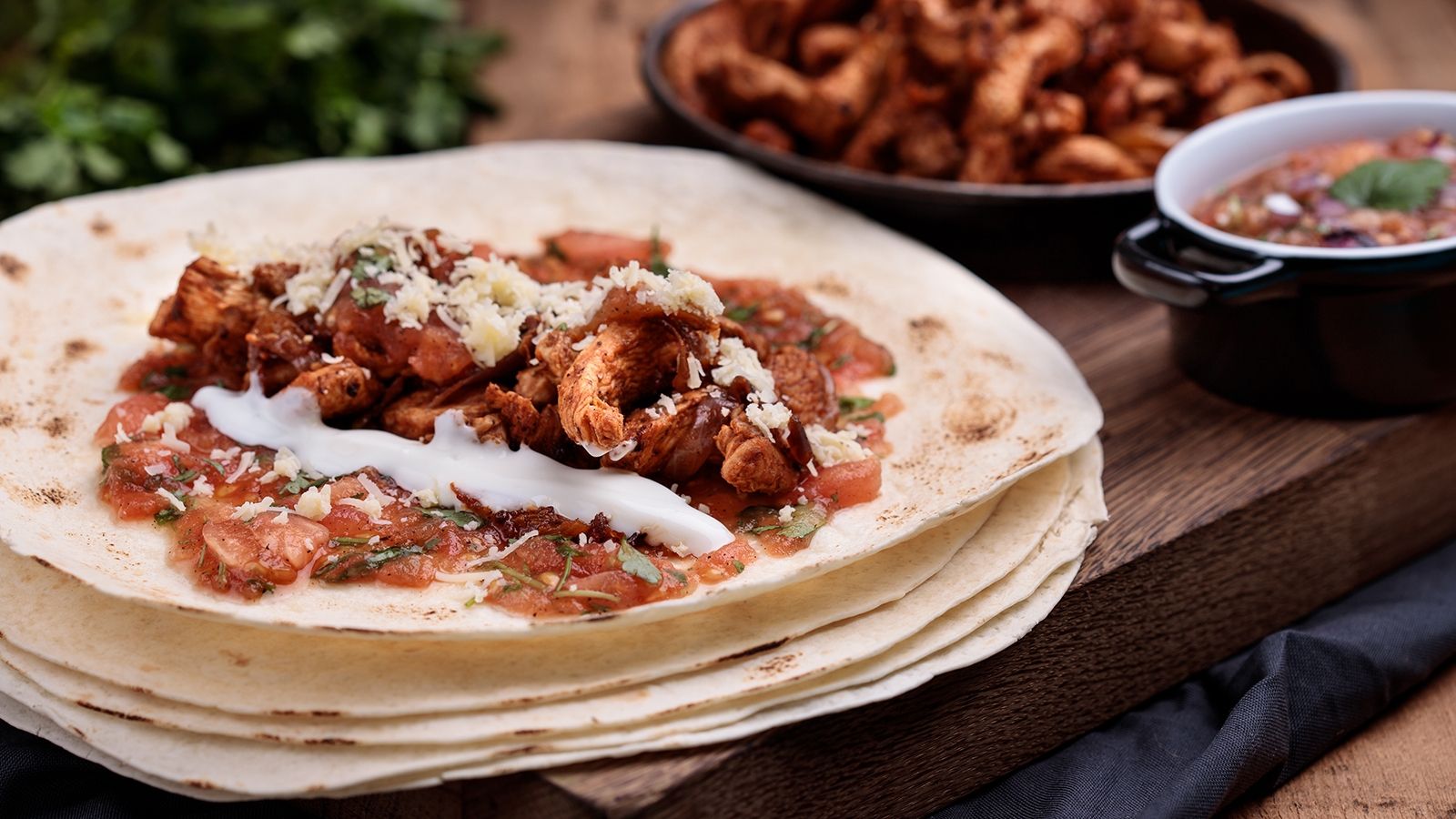 Fajitas z grillowanym indykiem z salsą pomidorową