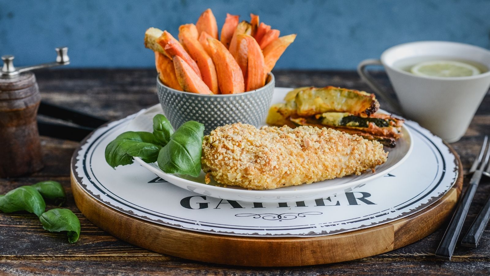 Filet z kurczaka z kolorowymi frytkami warzywnymi