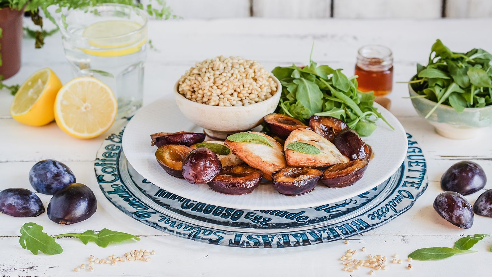 Filety z kurczaka, z karmelizowanymi śliwkami, podane z kaszą pęczak i rukolą