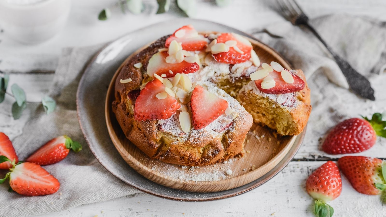 Fit ciasto kokosowo-migdałowe z truskawkami