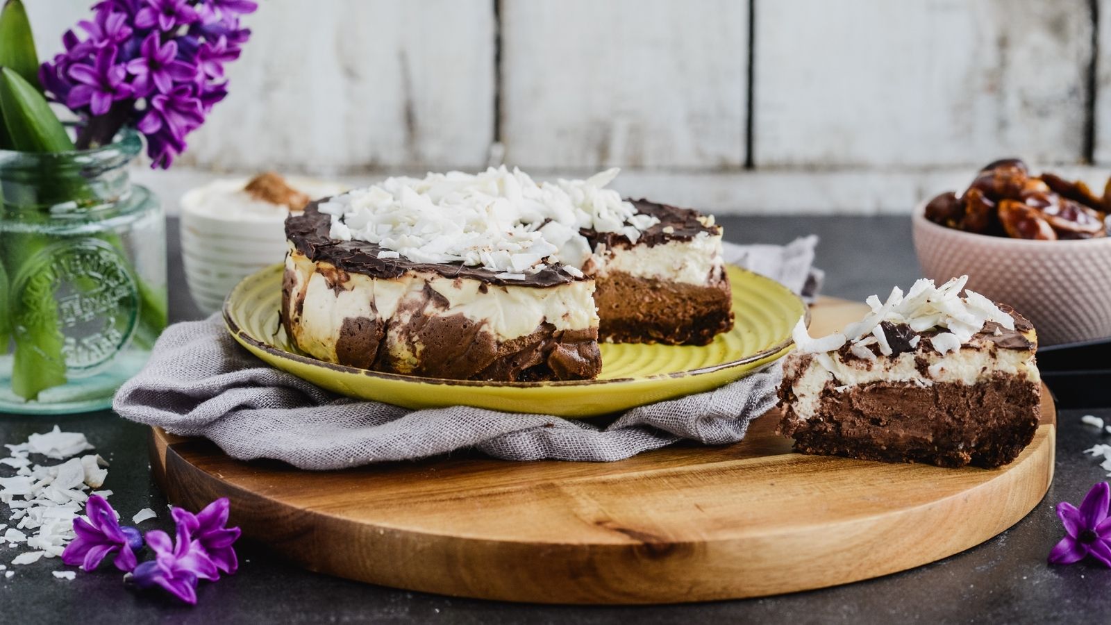 Fit sernik kokosowo-czekoladowy ze spodem daktylowym