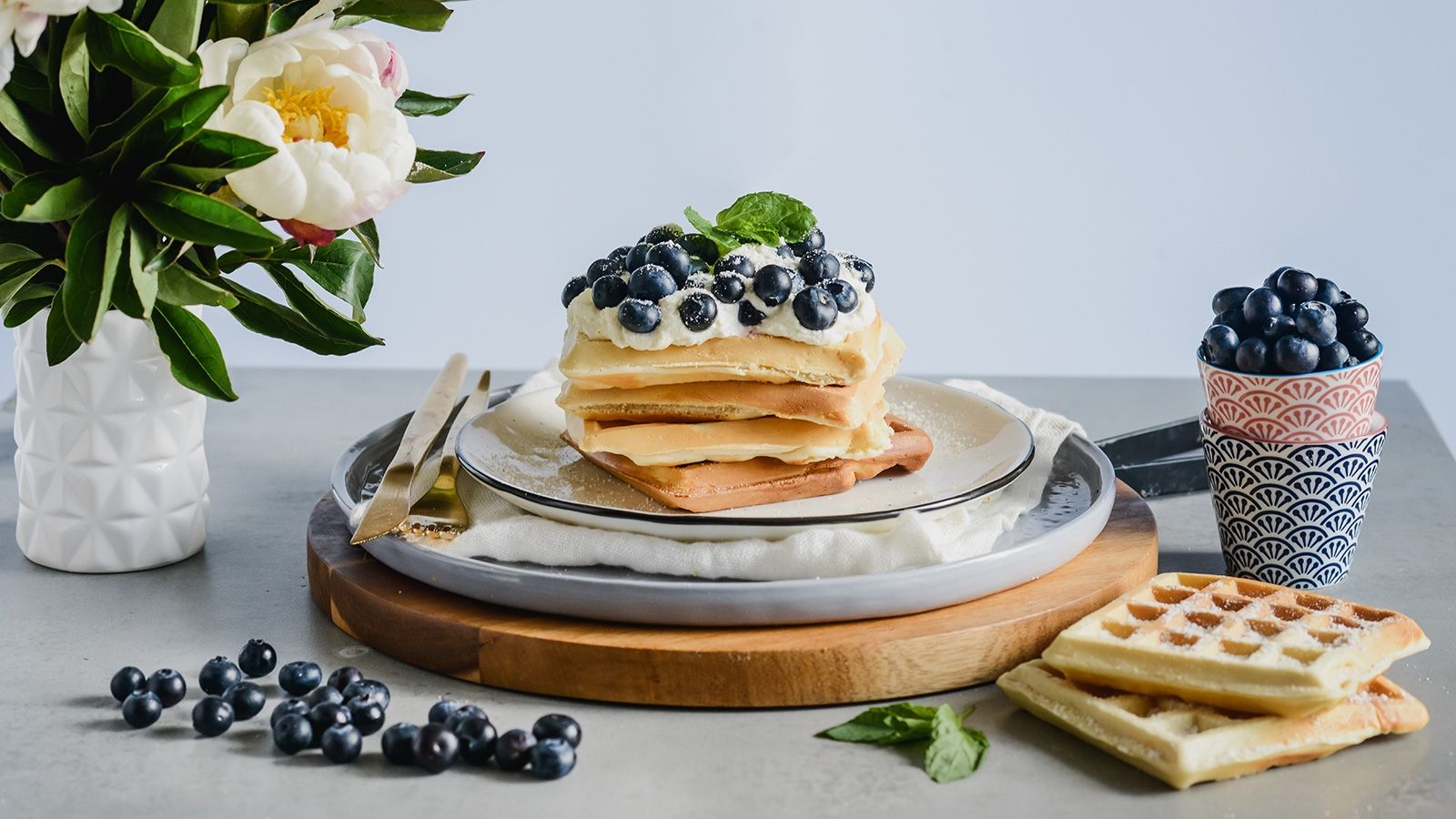Gofry z kremem mascarpone i borówkami