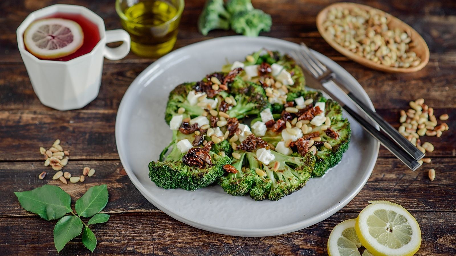 Grillowane brokuły z kozim serem, suszonymi pomidorami i orzeszkami pinii