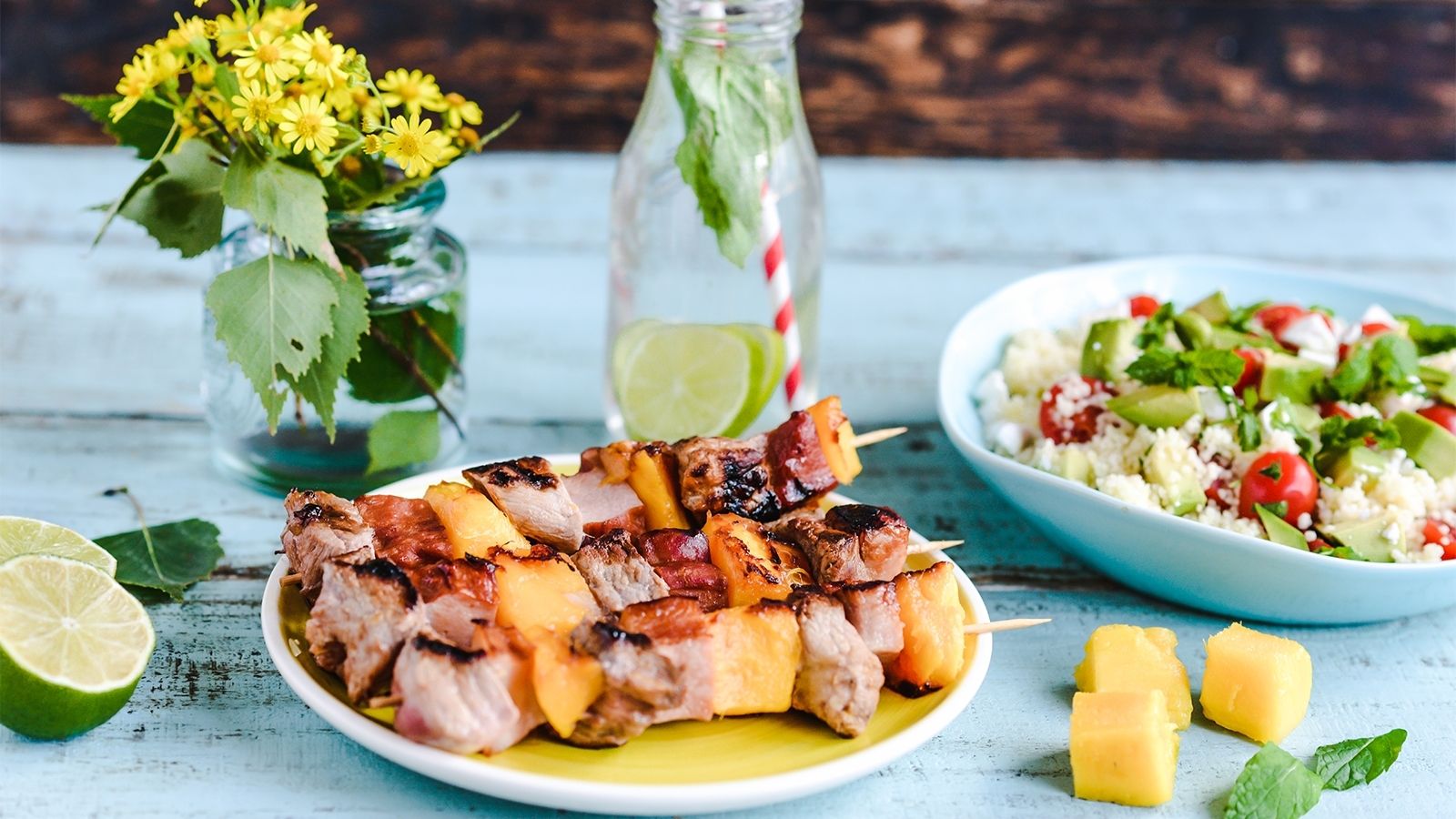 Grillowane szaszłyki z karkówki i mango podane z sałatą
