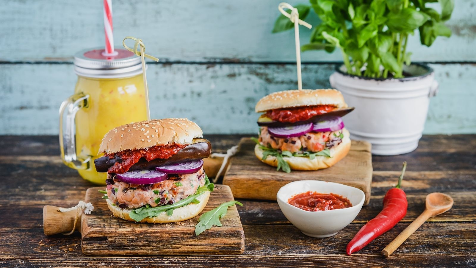 Grillowany burger z łososia z dodatkiem czerwonej fasoli