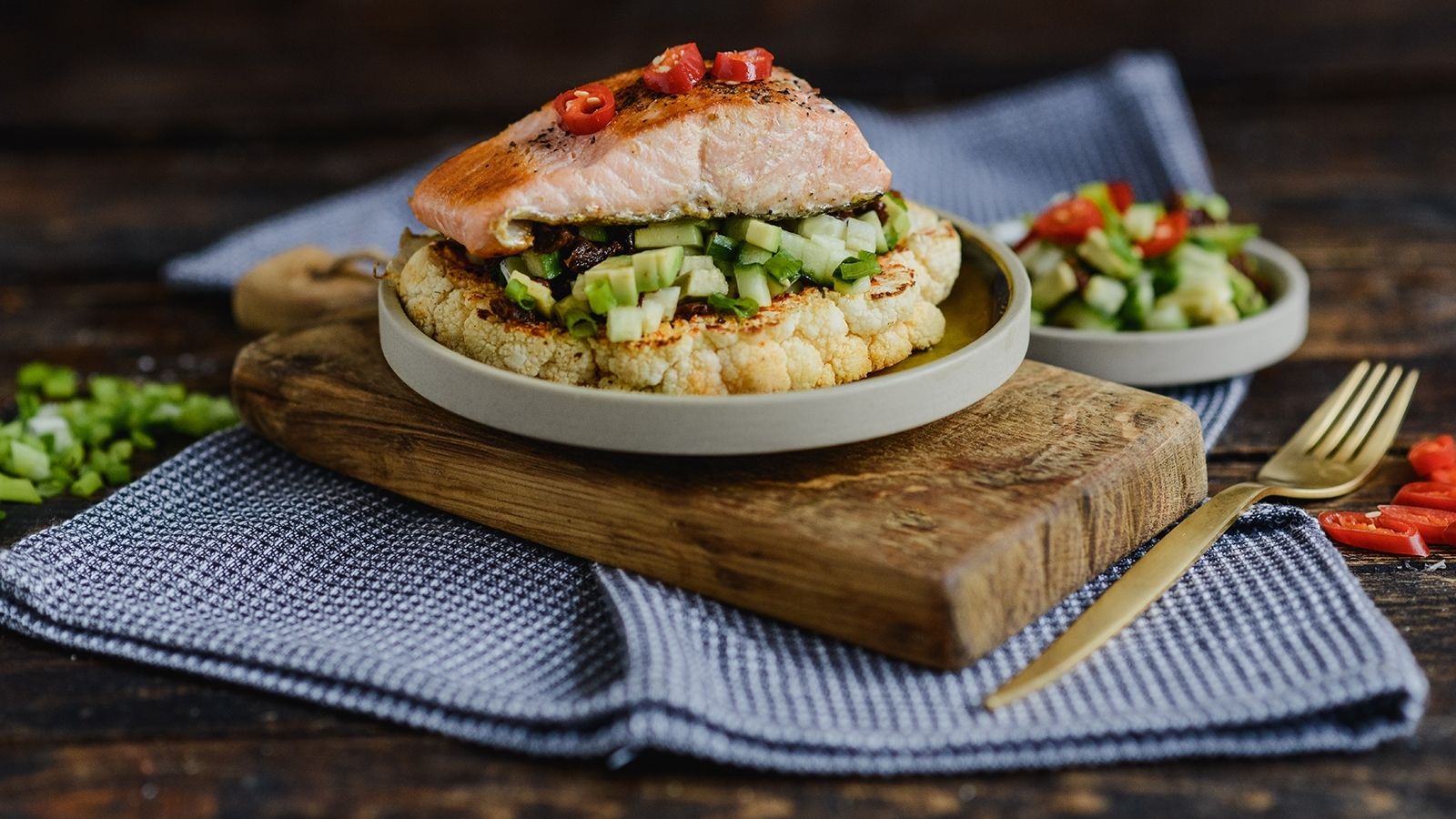 Grillowany łosoś z pieczonym kalafiorem i salsą z awokado i ogórka