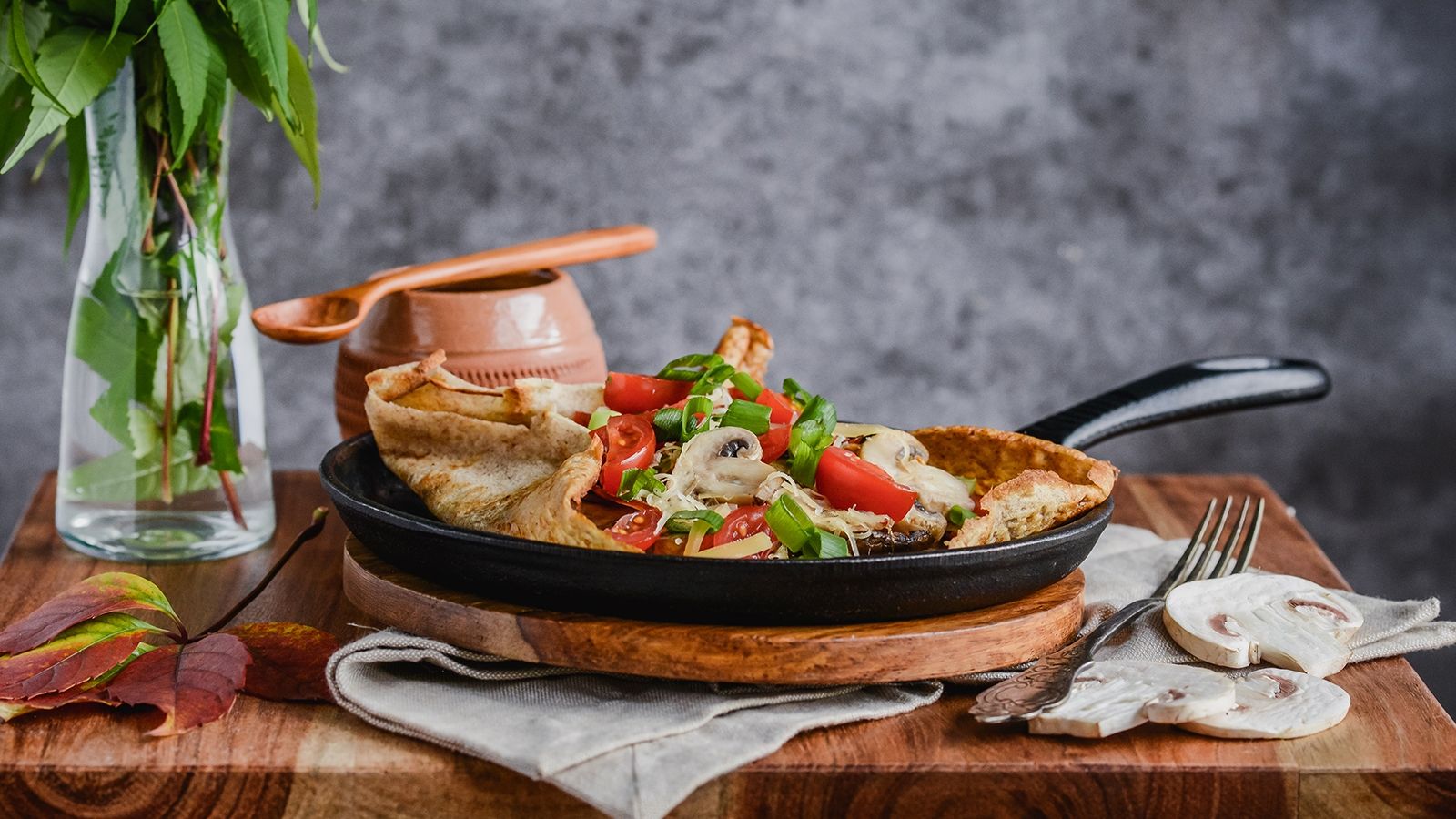 Gryczane naleśniki z pieczarkami, szynką, serem i pomidorkami koktajlowymi