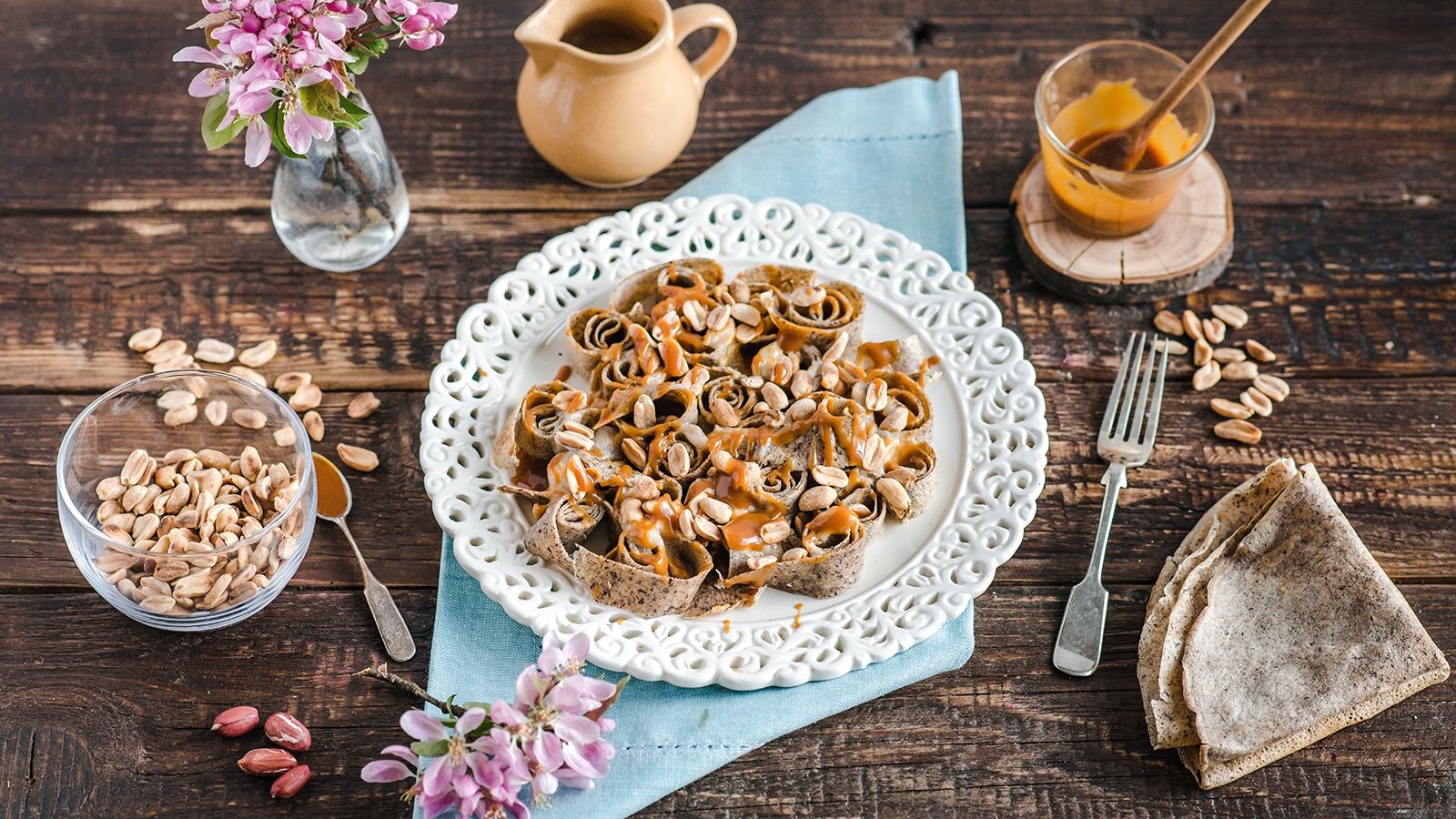 Gryczane naleśniki z solonym karmelem, bananem i prażonymi orzeszkami arachidowymi