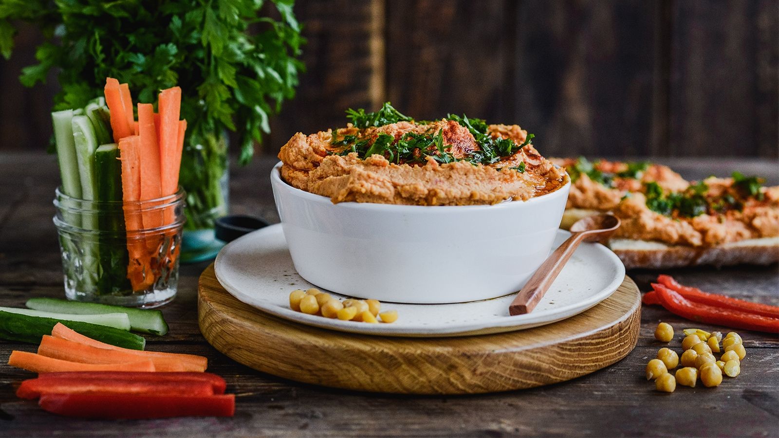 Hummus paprykowy podany z pieczywem i warzywami