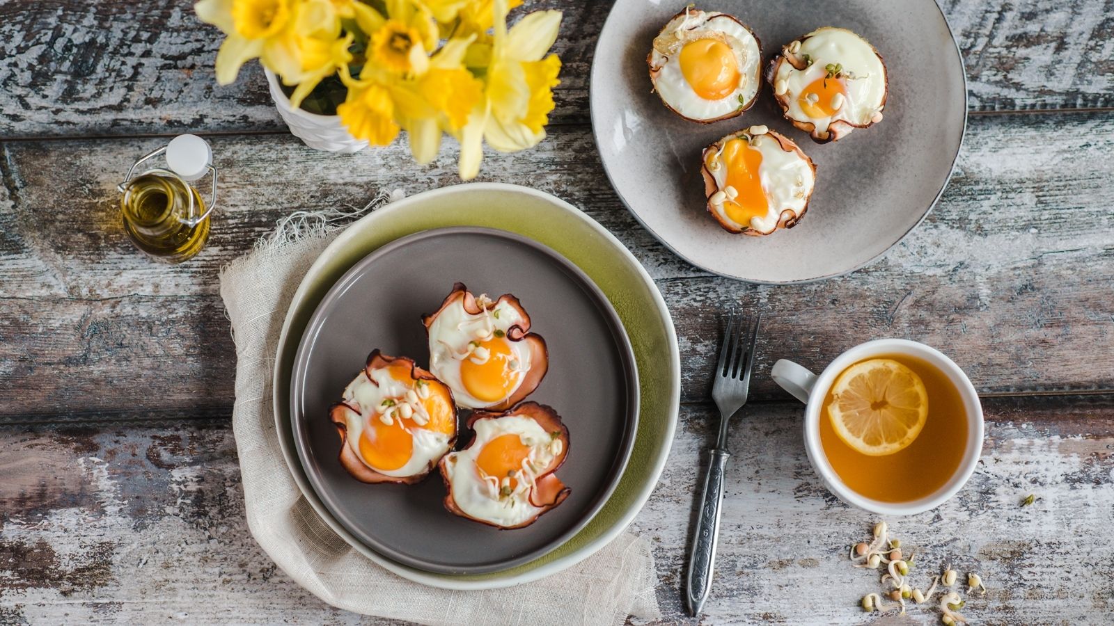 Jajeczne muffinki z szynką i pomidorami
