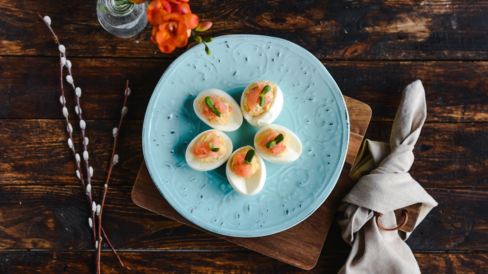 Jajka z kozim serem i łososiem