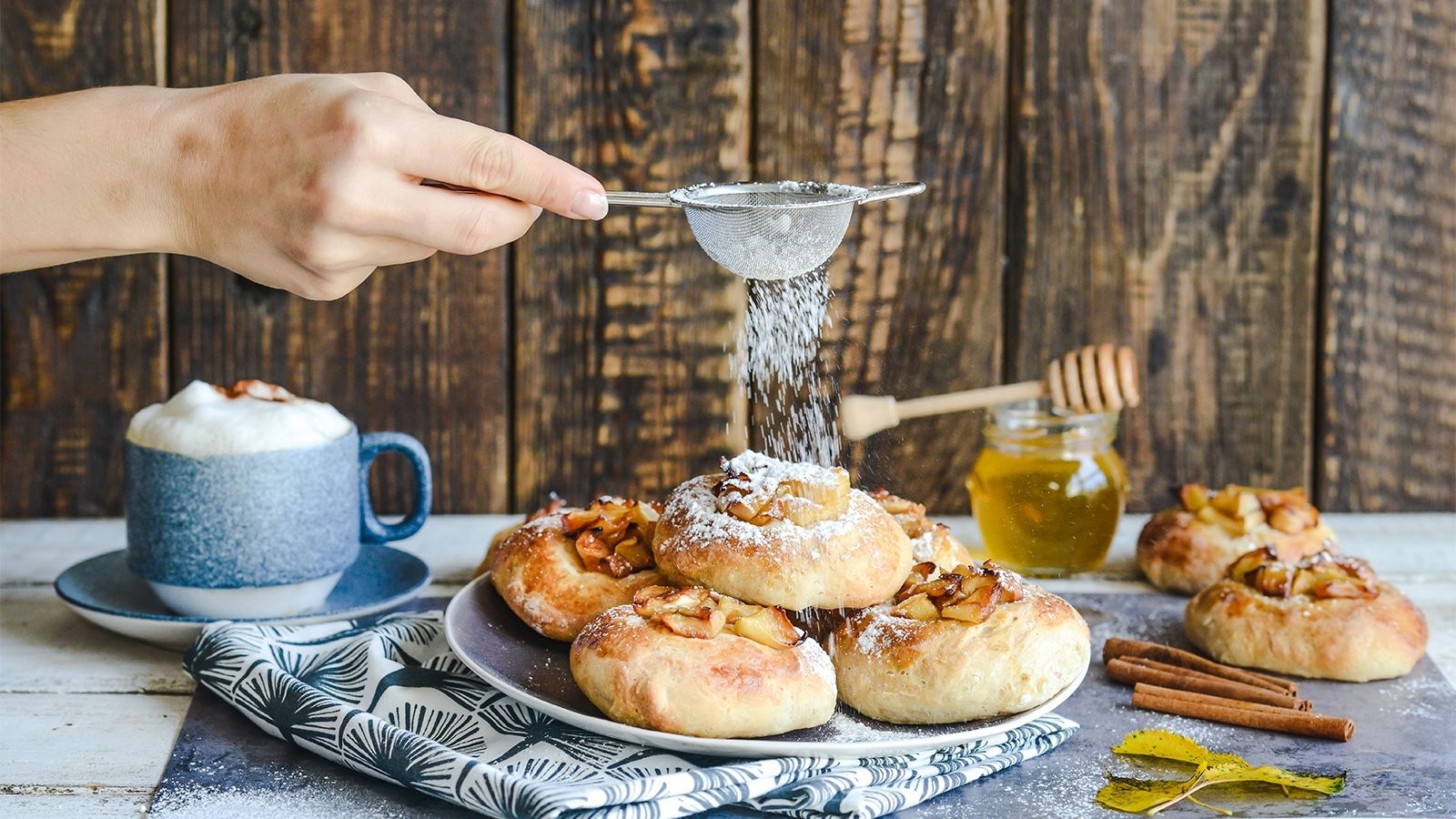 Jogurtowe bułeczki z karmelizowanymi jabłkami