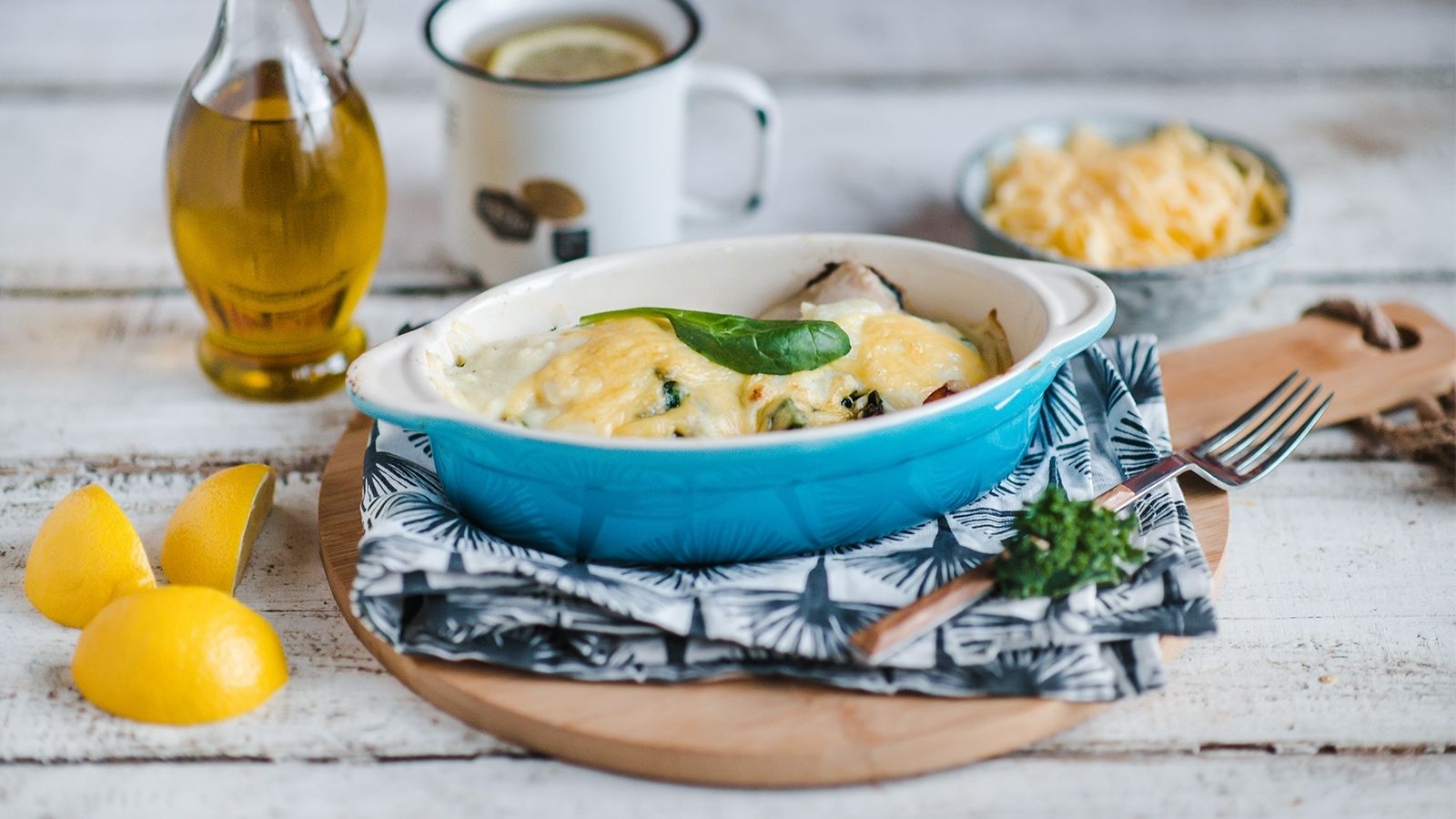 Karp pieczony ze szpinakiem i serem żółtym pod sosem beszamelowym