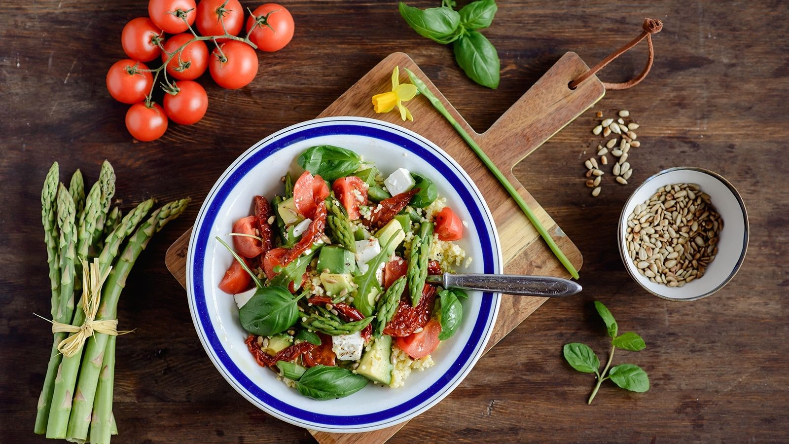 Kasza jaglana ze szparagami, suszonymi pomidorami, fetą