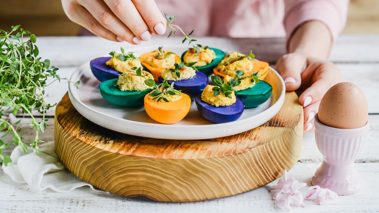 Kolorowe jajka faszerowane pastą chrzanową