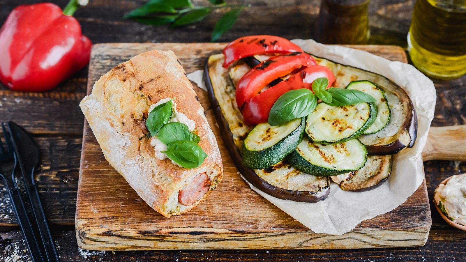 Korzenna bagietka z grilla faszerowana kiełbasą podwawelską