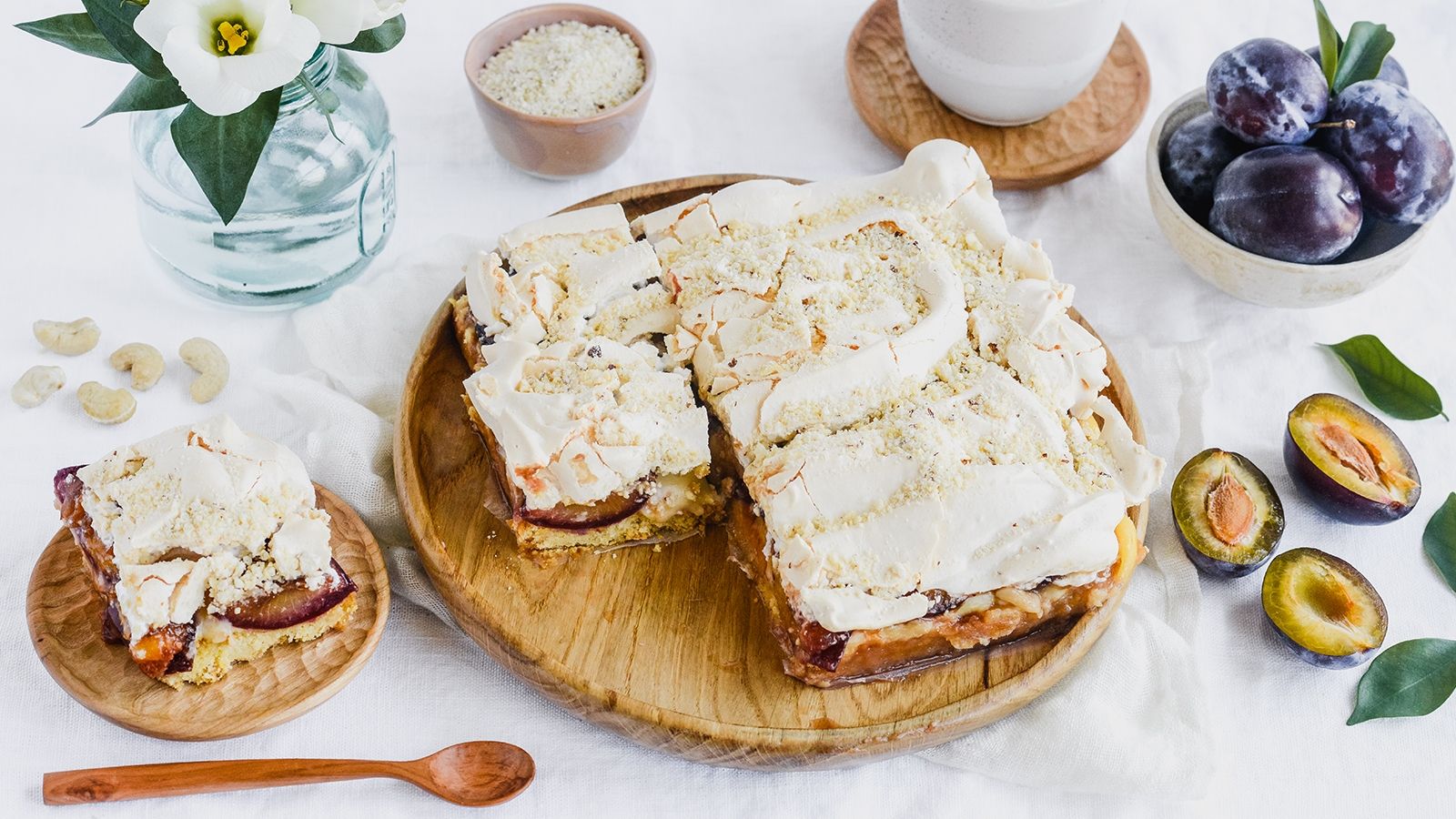 Kruche ciasto ze śliwkami, budyniem i bezą