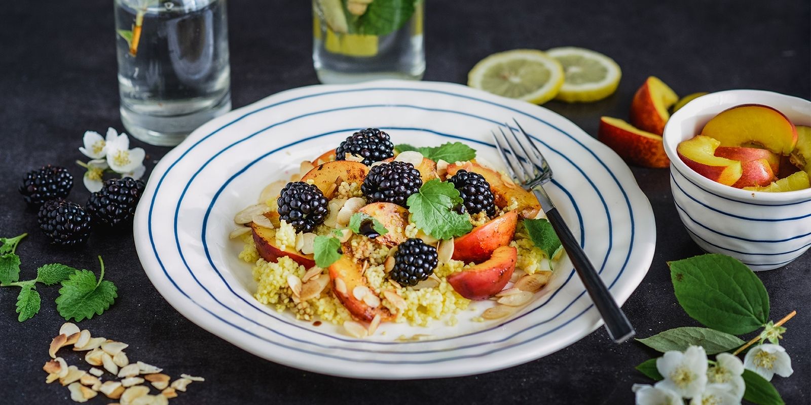 Kuskus z nektarynkami i płatkami migdałów