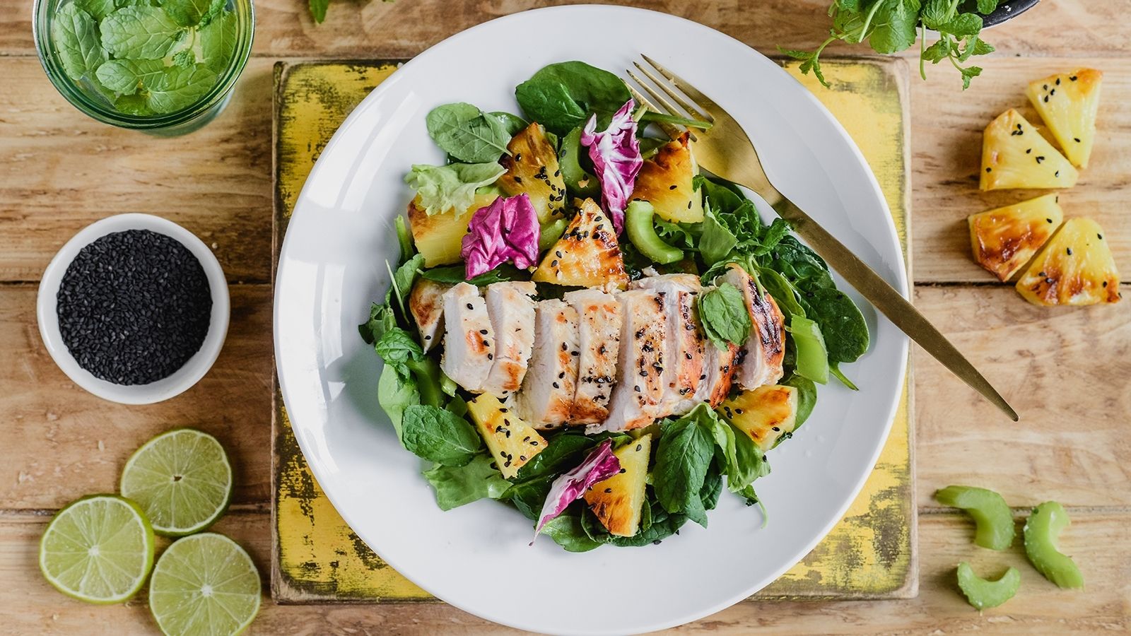 Lekka sałatka ze szpinakiem i kurczakiem