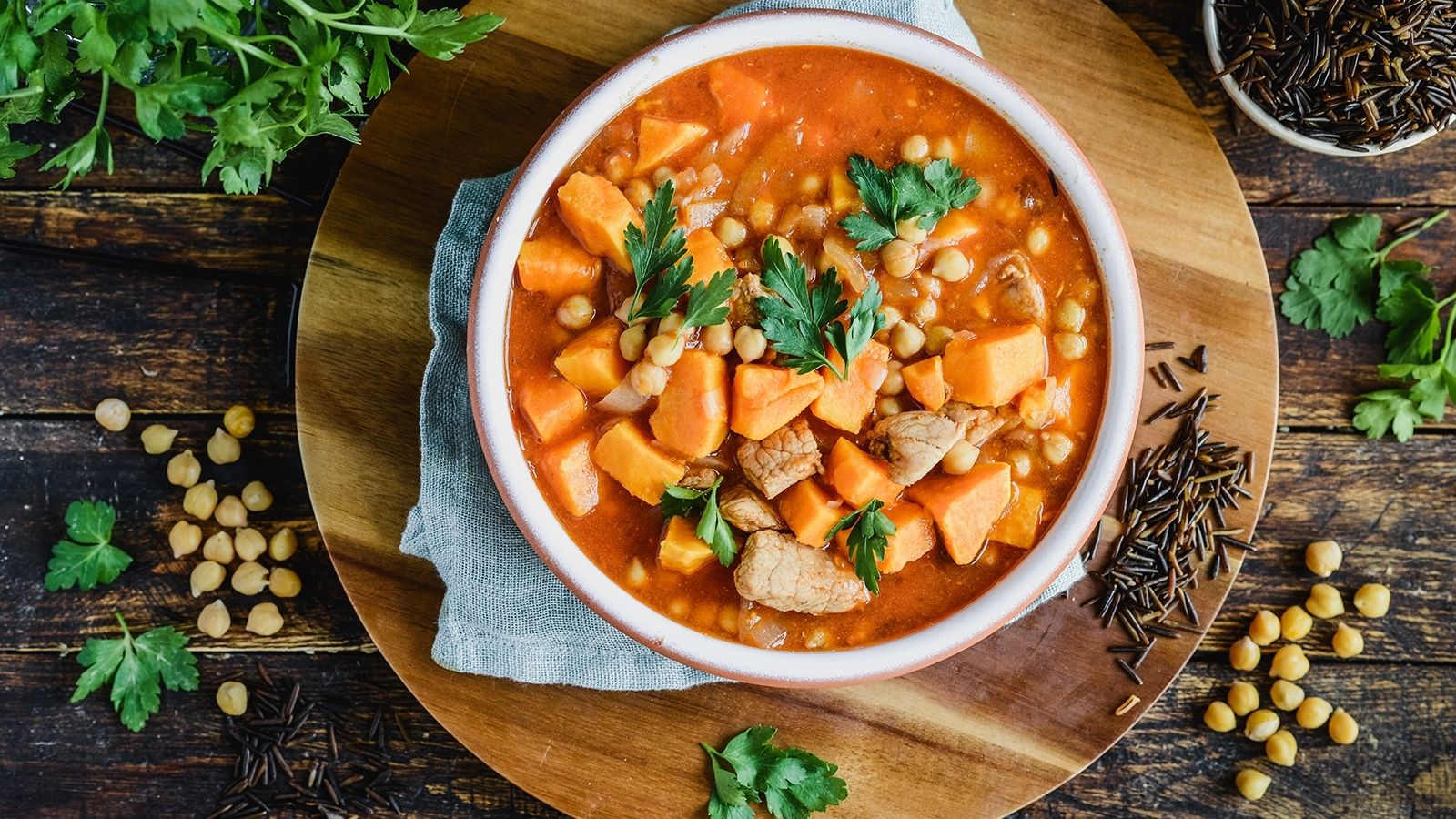 Lekki gulasz z dynią i szynką wieprzową podany z dzikim ryżem