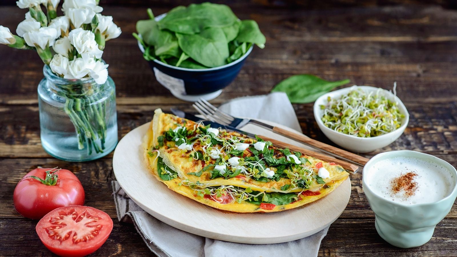 Lekki omlet z pomidorami malinowymi, szpinakiem, papryką i oliwkami