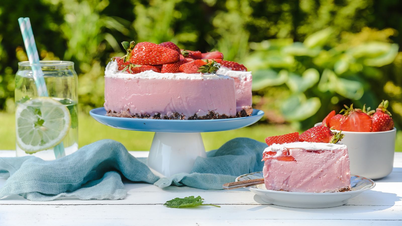 Lekki sernik truskawkowy na zimno