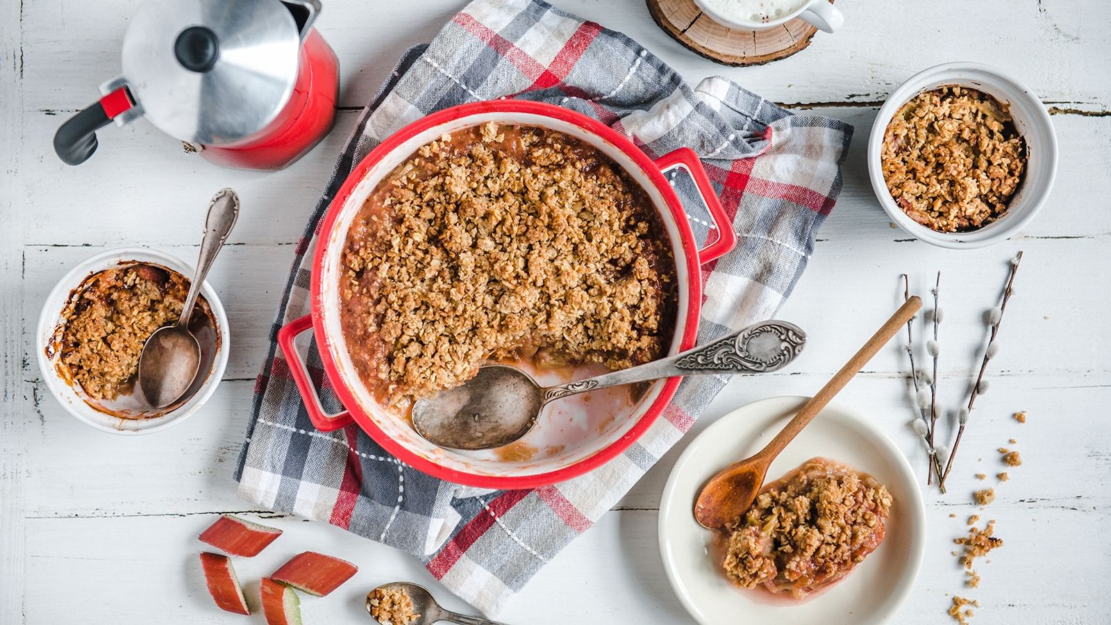 Lekkie Crumble z rabarbarem i lodami waniliowymi