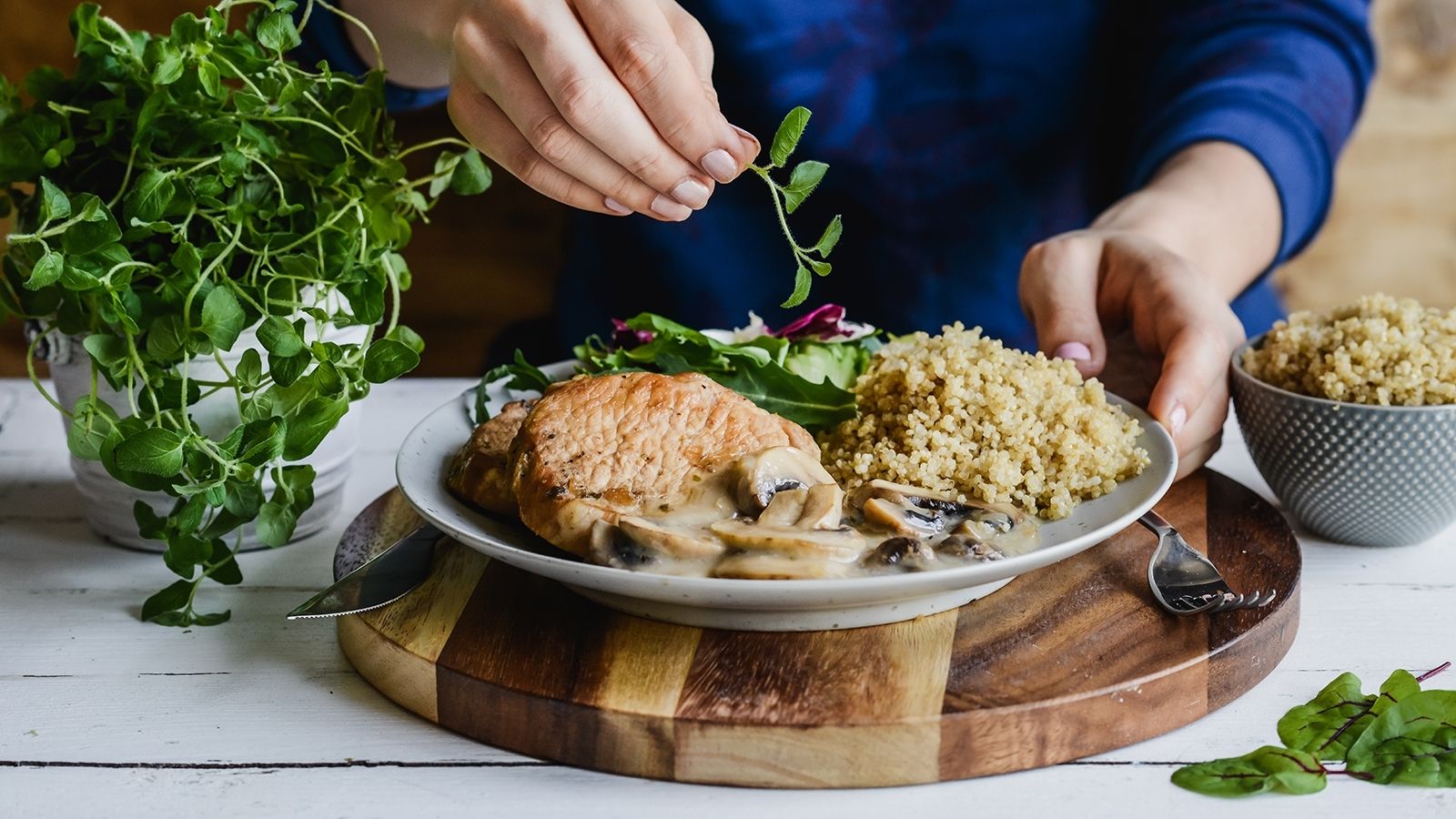 Lekko gotowany schab w sosie z pieczarkami podany z komosą ryżową