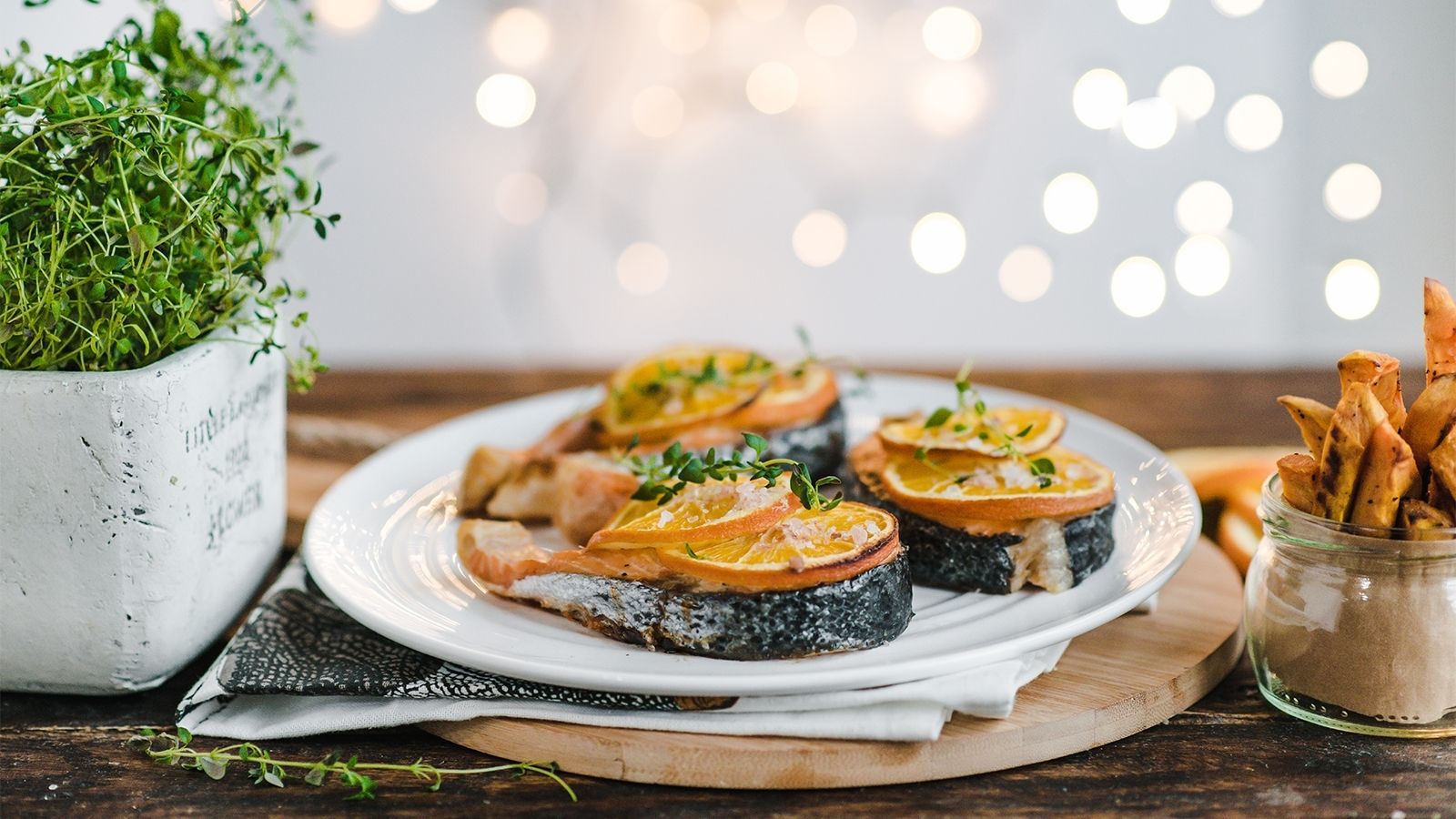 Łosoś w cytrusach podany z frytkami z batatów