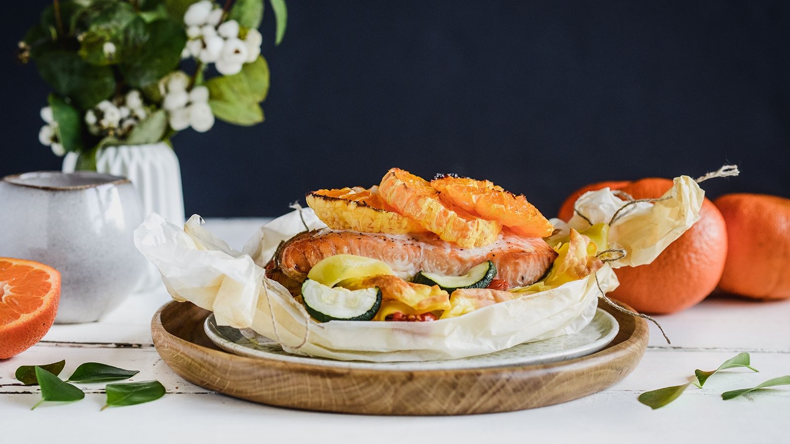 Łosoś w papilotach z mandarynkami