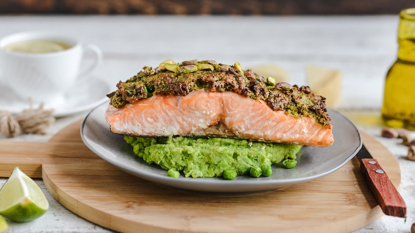 Łosoś w pistacjach z groszkowym purée