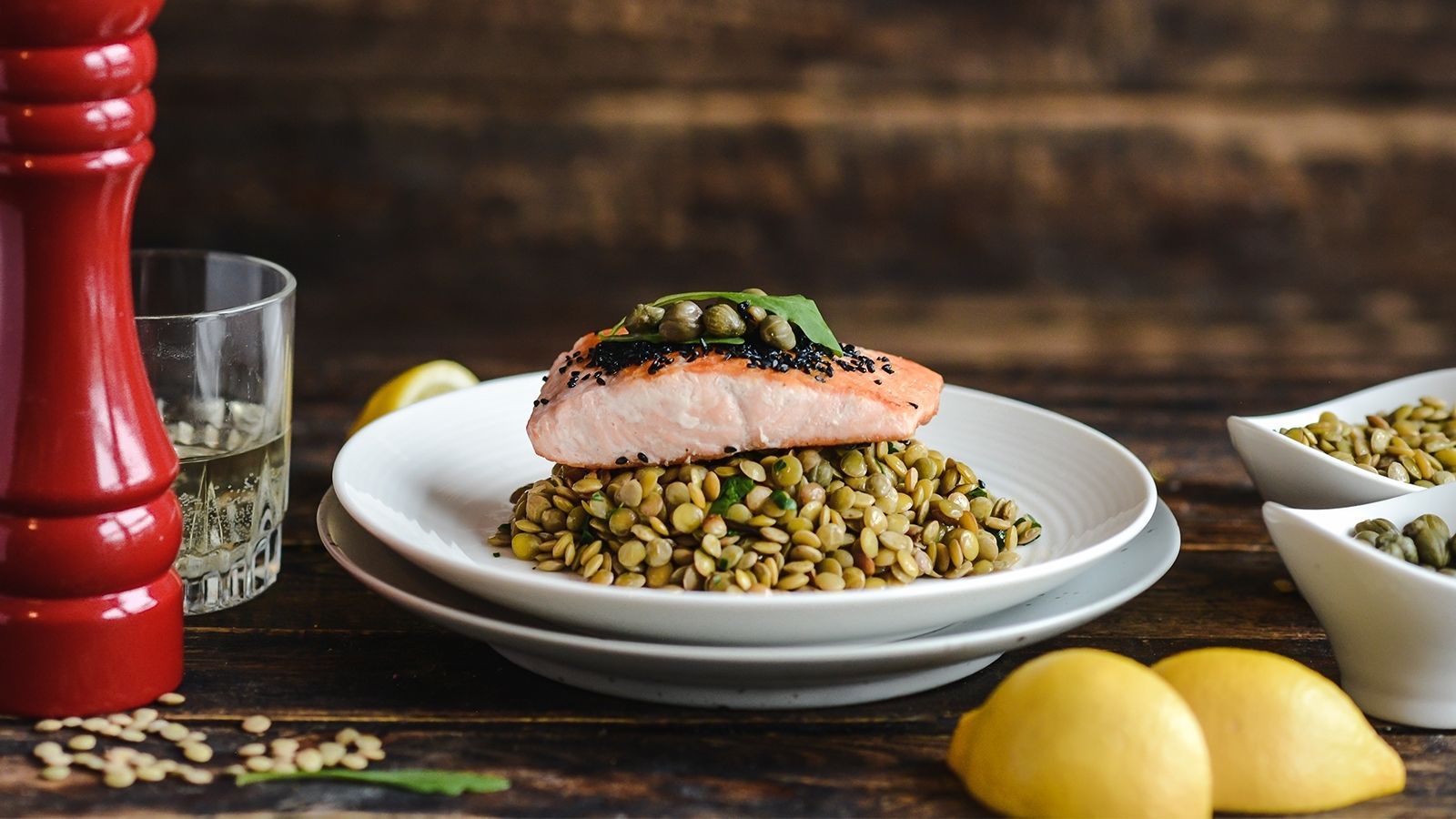 Łosoś w winnym sosie z czarnuszką podany na soczewicy