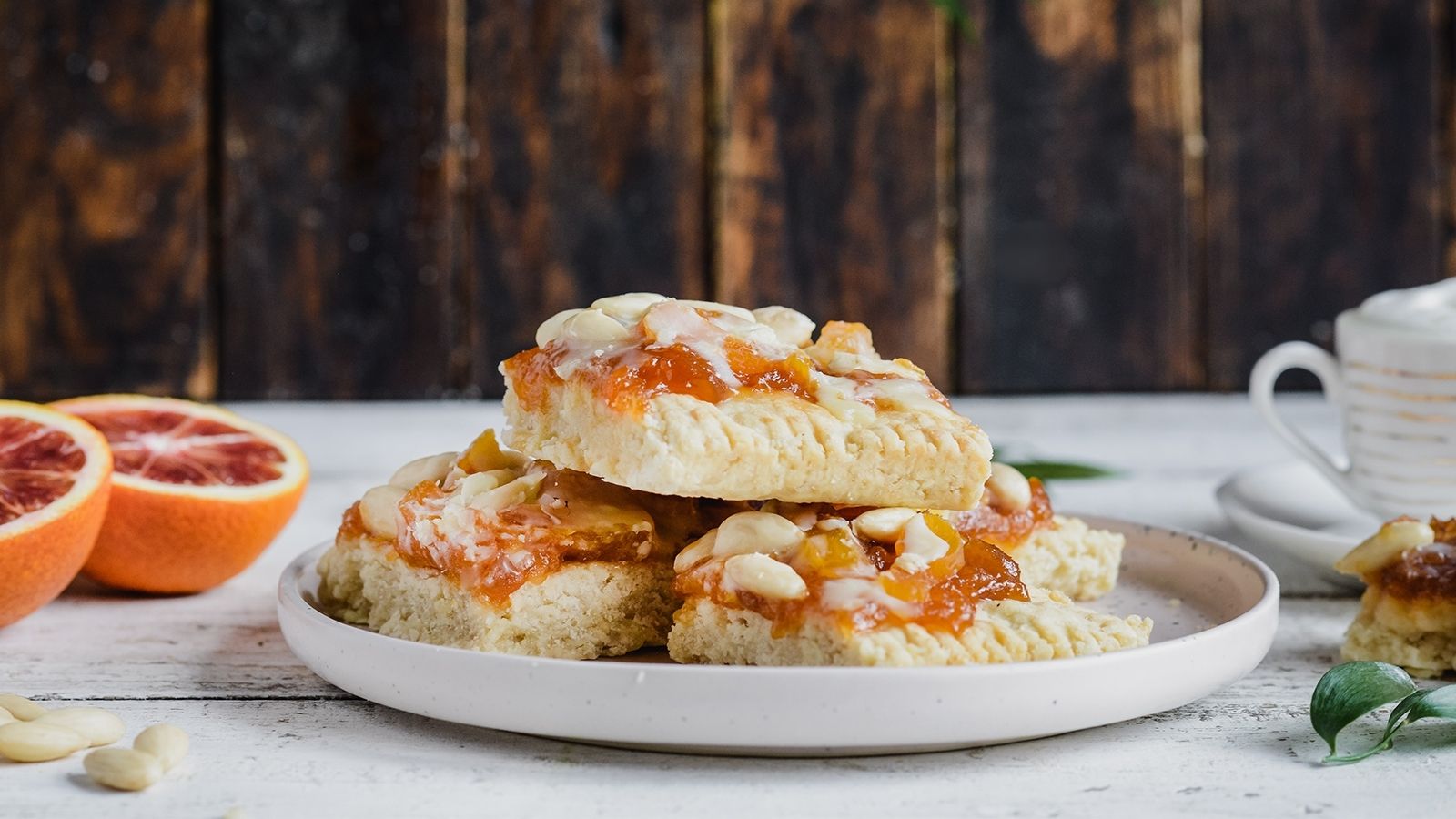 Mazurek pomarańczowy z polewą z białej czekolady