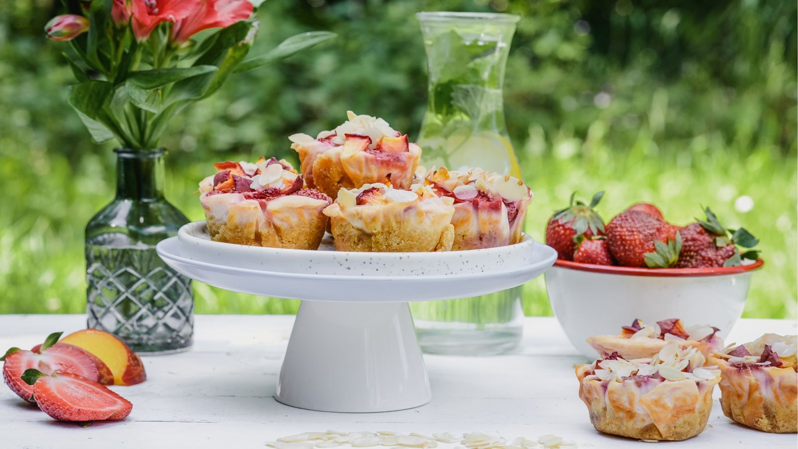 Mini serniczki z truskawkami, nektarynkami i kruszonką migdałową