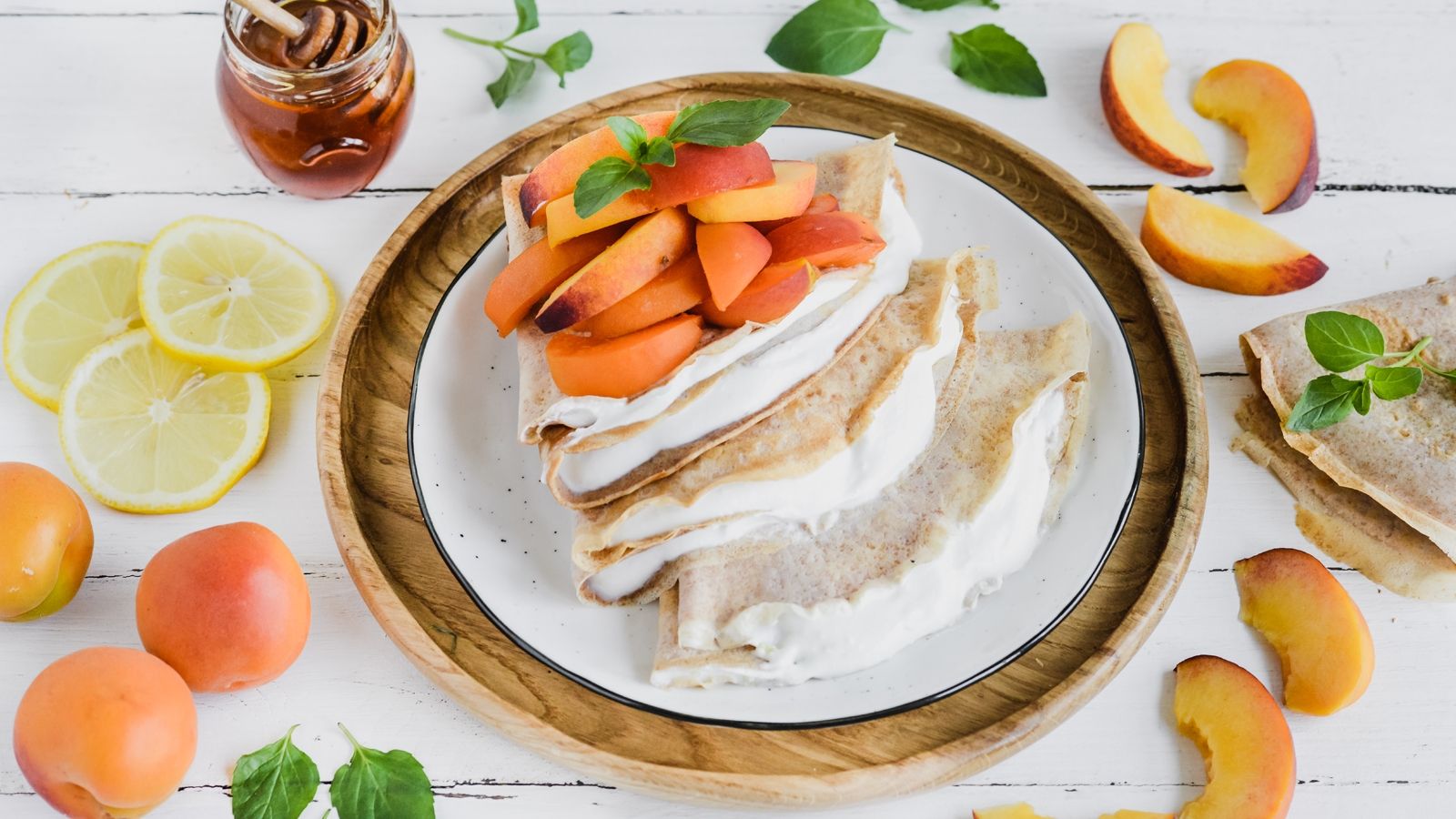 Naleśniki orkiszowe z morelami