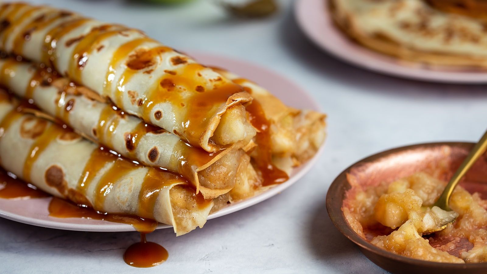 Naleśniki z jabłkami i solonym karmelem