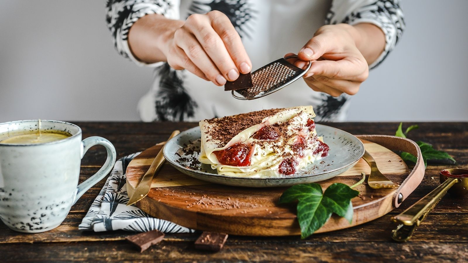 Naleśniki z kremem mascarpone i dżemem truskawkowym