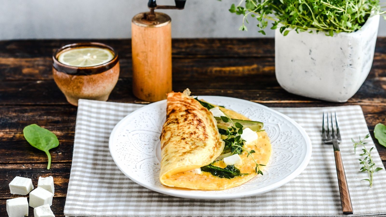 Omlet ze szpinakiem, serem feta i awokado