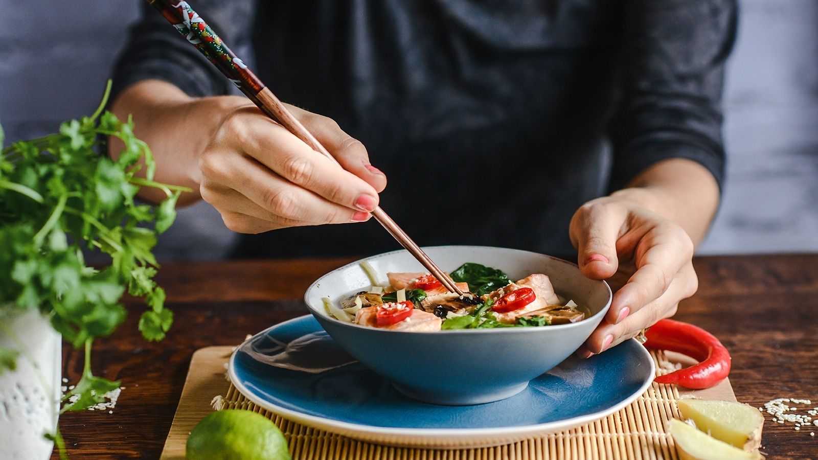 Orientalna zupa z łososiem