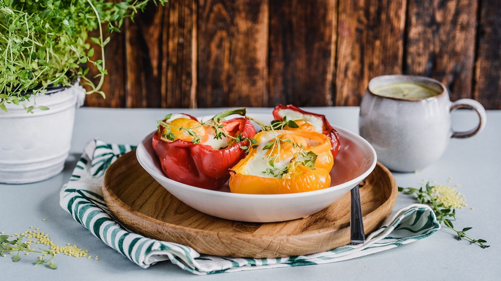 Papryki faszerowane kaszą jaglaną, pieczone z jajkiem i tymiankiem