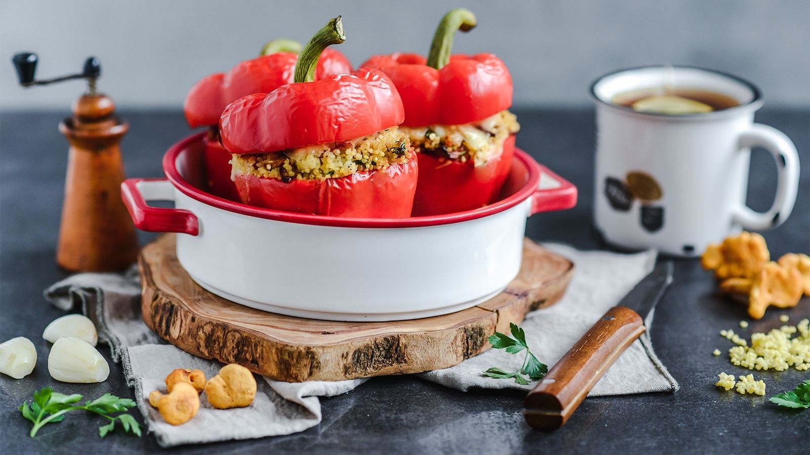 Papryki nadziewane i zapiekane z kaszą jaglaną, kurkami oraz mozzarellą